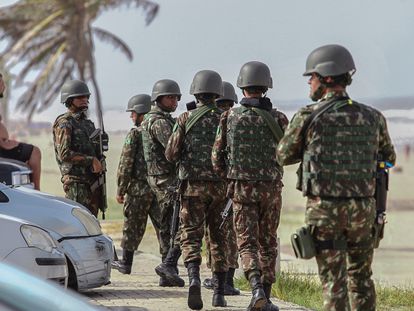 Soldados das Forças Armadas patrulham Fortaleza.