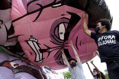 Manifestantes inflam boneco que representa o presidente Jair Bolsonaro, em 21 de fevereiro em Brasília.