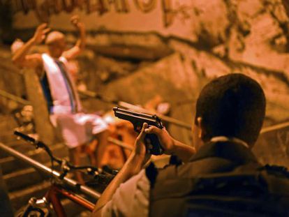 Policial em favela pr&oacute;xima a Copacabana, nesta quarta-feira.