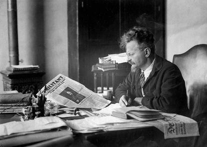 Leon Trotsky no escritório de sua casa no México.