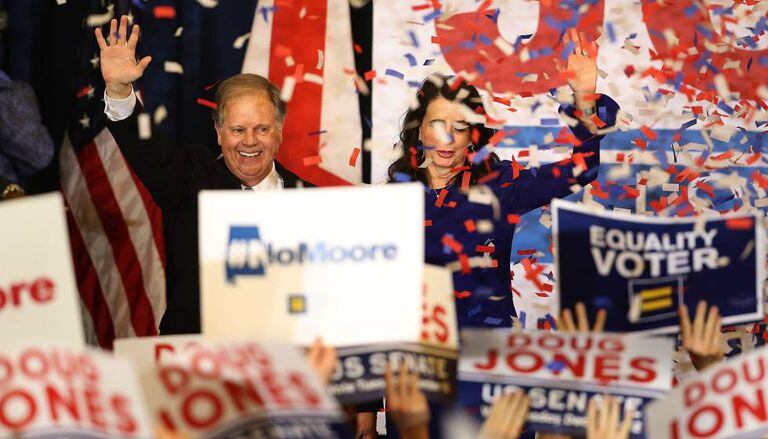 Doug Jones ao lado de sua mulher Louise Jones depois da vitória.
