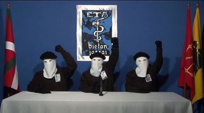 Três terroristas do ETA anunciam o cessar-fogo permanente em 20 de outubro de 2011.