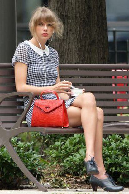 Taylor Swift, tomando um iogurte em um parque de Nova York.