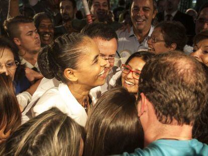 Marina Silva com apoiadores.