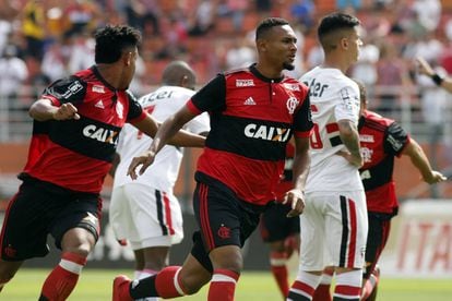 Jogadores do Flamengo e São Paulo durante o jogo da final da Copinha estádio do Pacaembu nesta quinta-feira.