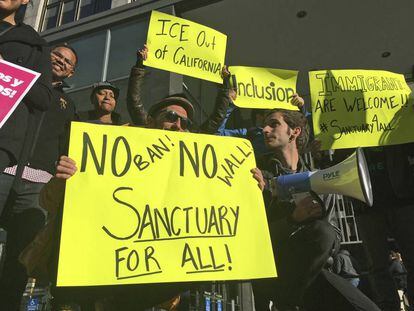Manifestantes em São Francisco pedem que a cidade se torne um refúgio para imigrantes.