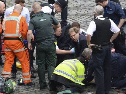 O deputado Tobias Ellwood tenta reanimar o agente ferido, nesta quarta-feira, em Londres.