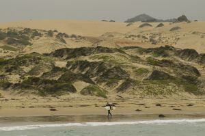 Um surfista em uma praia próxima a Pichidangui, no Chile.