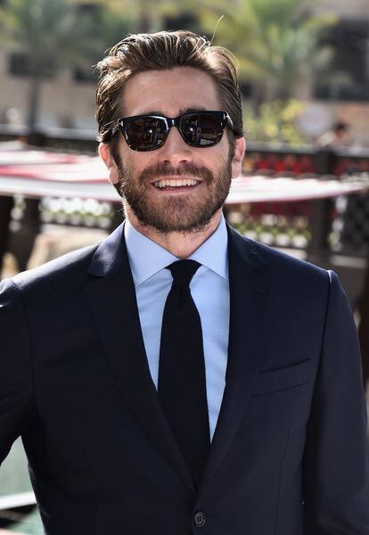 <strong>Quem é.</strong> O O ator californiano Jake Gyllenhaal, 36 anos, conhecido por filmes como ‘O Segredo de Brokeback Mountain', acaba de estrear ‘Demolition’ ao lado de Naomi Watts.
<strong>Por que gostamos de seu estilo.</strong> . Os tapetes vermelhos são bastante soporíferos em matéria de moda masculina, mas Gyllenhaal sempre interessa por algum motivo. É um bonitão oficial, mas nunca parece um figurino de catálogo. Defende o título há várias temporadas da única maneira possível: fazendo com que não seja possível competir com ele.