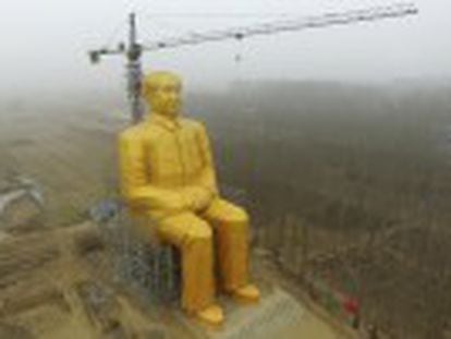 Uma efígie dourada de 37 metros em uma área rural chinesa é a nova homenagem ao fundador do regime comunista chinês