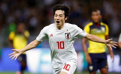 Nakajima comemora gol na partida do Japão contra o Equador.