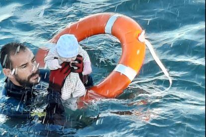 Juanfran, do Grupo Especial de Atividades Subaquáticas (GEAS) da Guarda Civil de Ceuta, durante o resgate de um bebê na terça-feira.