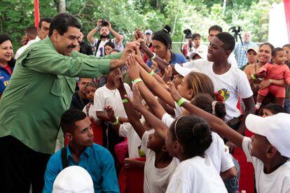 Nicolás Maduro cumprimenta crianças neste domingo.