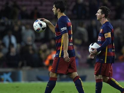 Su&aacute;rez e Messi levaram as bolas do jogo para casa.