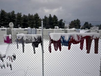 Campo de refugiados a 86 quilômetros de Atenas, coberto pela neve.