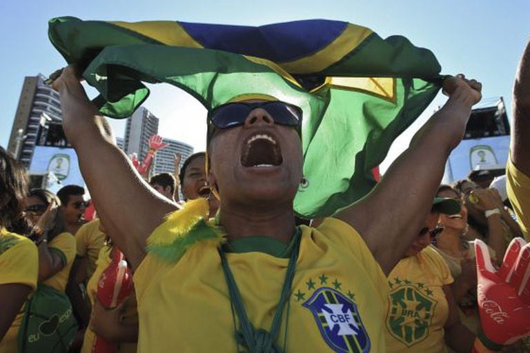 Brasileiros comemoram a vitória do Brasil sobre o Chile.