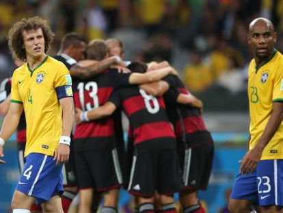 Os alemães festejam um gol diante de David Luiz e Maicon.