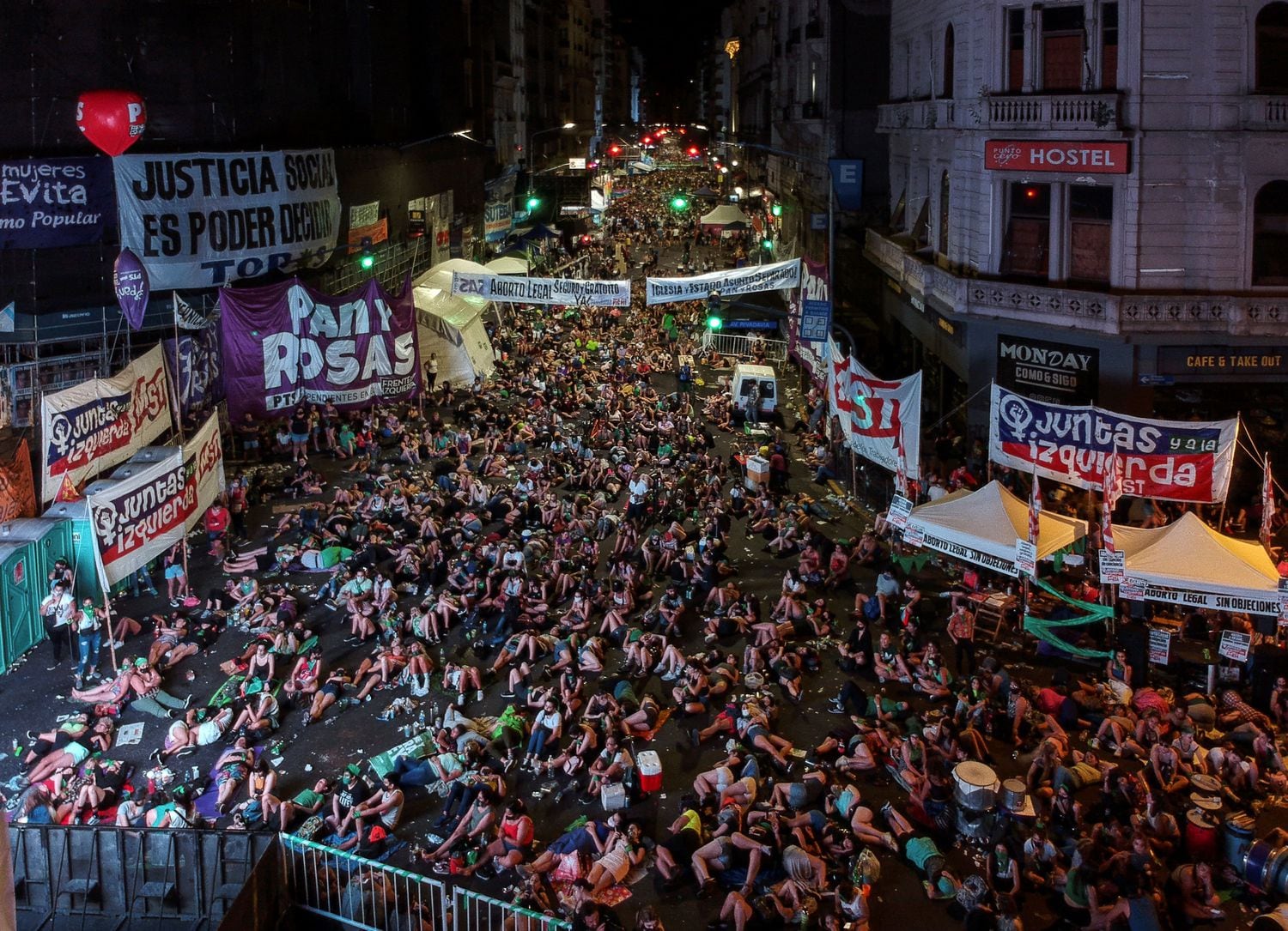 Milhares de manifestantes favoráveis à legalização do aborto viraram a madrugada nas ruas de Buenos Aires aguardando a decisão da Câmara.