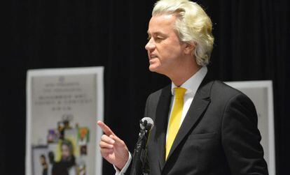 O líder xenófobo holandês Geert Wilders dá um discurso na exposição.