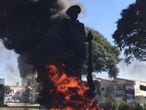 Estátua do bandeirante Borba Gato em chamas, no último sábado.