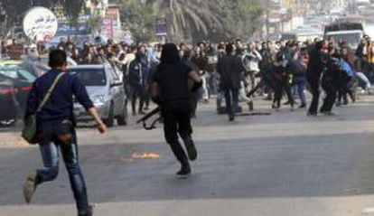 A polícia enfrenta a Irmandade Muçulmana no Cairo.