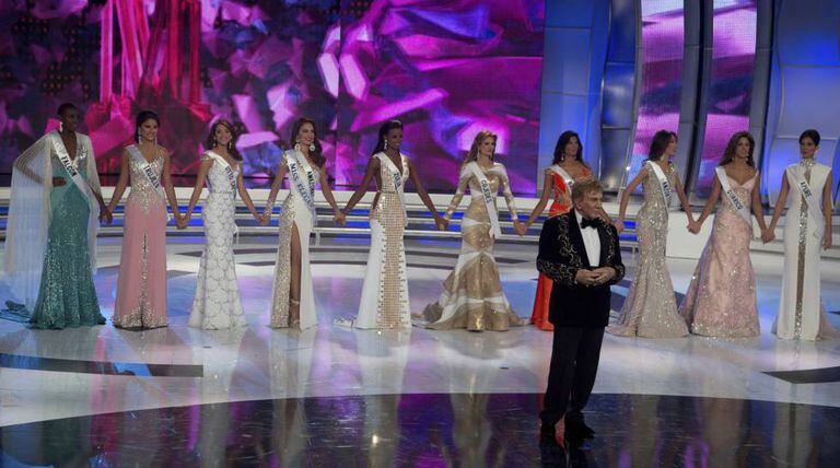 Osmel Sousa, com as semifinalistas de Miss Venezuela.