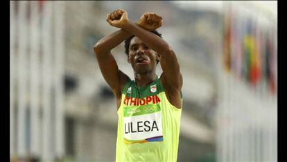 O maratonista Feyisa Lilesa.