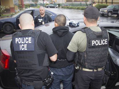 Agentes de imigração detêm um imigrante durante uma operação em Los Angeles
