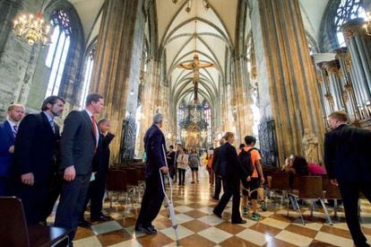 Antes de iniciar a negociação com o Irã, o secretário de Estado dos EUA, John Kerry, assistiu a uma missa na catedral de Santo Estêvão em Viena.