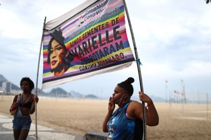 Manifestantes seguram faixa alusiva a Marielle Franco em protesto contra.Jair Bolsonaro no Rio de Janeiro, em 7 de junho de 2020.