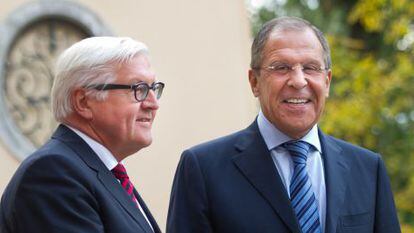 Steinmeier (esquerda) e Sergei Lavrov, antes da reunião em Berlim.