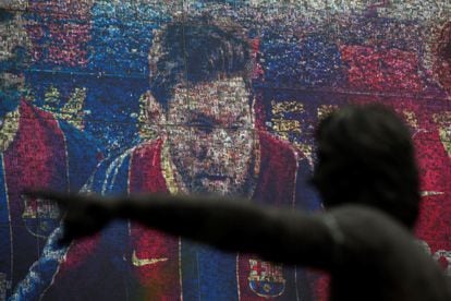 Retrato do atacante argentino Lionel Messi na loja oficial do Barcelona, ​​nesta sexta-feira, na capital catalã.