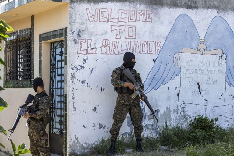 Soldado faz segurança em bairro dominado por gangue