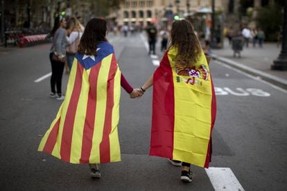 Irene Guszman, 15, veste a bandeira da Espanha e Mariona Esteve, 14, veste a bandeira independentista da Catalunha.