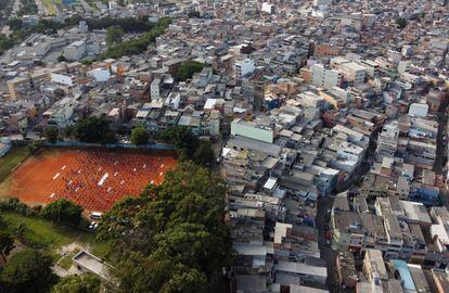 Voluntários distribuem ajuda à população de Heliópolis, a maior favela de São Paulo.