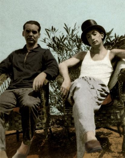 Federico García Lorca (1898-1936, Granada) publicou ‘Impressões e Paisagens’, sua primeira obra em prosa, aos 20 anos. Um ano depois, em 1929, Lorca mudou-se para Madri e foi morar na Residência de Estudantes. Por este lugar também passaram Albert Einstein e Madame Curie, e foi onde conheceu Luis Buñuel, Alberti e Salvador Dalí (à direita, na foto com Lorca). Os anos que passou na residência, de 1919 a 1926, foram fundamentais na construção da influente obra do artista de Granada.