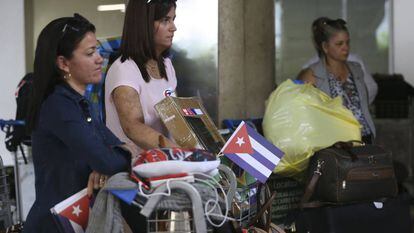 Médicos cubanos começaram a deixar o Brasil nesta quinta-feira