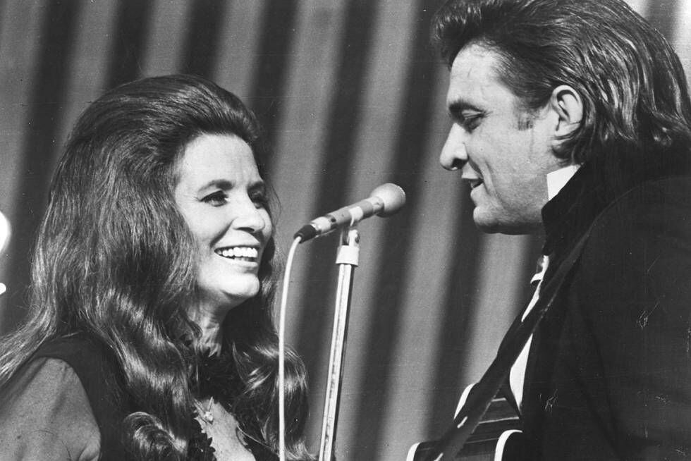 June Carter e Johnny Cash, casal no palco e fora deles, que morreram com apenas quatro meses de diferença.