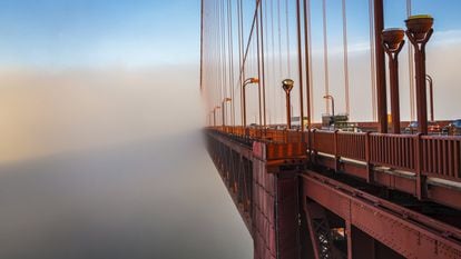 Apresentamos 20 grandes obras da engenharia moderna que continuam de pé e, quando inauguradas, deixaram o mundo de queixo caído. Como a Golden Gate – cujo nome quer dizer 'Portão Dourado', apesar da pintura alaranjada – sobre o estreito que dá entrada à baía de São Francisco. Esta ponte de 1.280 metros de comprimento que pende de duas torres de 227 metros de altura não é a maior da cidade norte-americana, mas é seu principal ícone. Construída entre 1933 e 1937 por um número indeterminado de trabalhadores, 11 dos quais morreram em acidentes de trabalho, ela se tornou a maior obra de engenharia da época. Quando foi inaugurada, o San Francisco Chronicle escreveu: “Um harpa de aço de trinta e cinco milhões de dólares!”. Hoje custaria 1,2 trilhão de dólares.