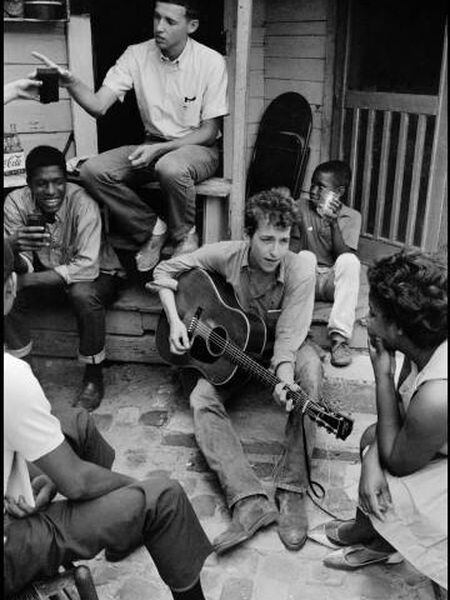 Dylan, num escritório a favor dos direitos civis dos EUA, em 1963, em Greenwood (Mississippi).