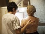 Una radióloga realiza una mamografía a una paciente en una clínica francesa.
