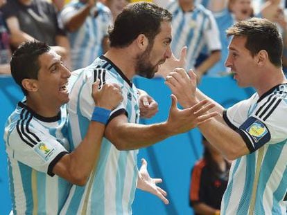 Di María, Higuaín e Messi comemoram a classificação.
