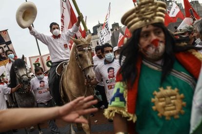 O candidato presidencial do Peru Pedro Castillo monta a cavalo no fechamento de campanha, em 8 de abril.