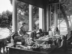 Tommy Weber (de dos), une personne non identifiée, Gram Parsons et sa compagne Gretchen Burell, Anita Pallenberg et Jake Weber, Keith Richards à la guitare, sur la terrasse de la villa Nellcote, 1971.