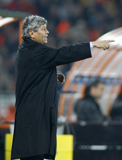 Lucescu dá instruções durante uma partida do Shakhtar.