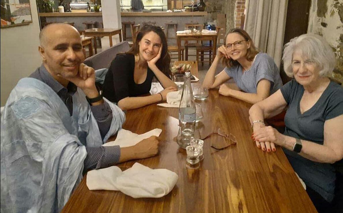A partir da esquerda, Mohamedou Slahi, Shailene Woodley (que interpreta uma ajudante de Hollander), Jodie Foster e Nancy Hollander, na filmagem na Cidade do Cabo de ‘The Mauritanian’. 