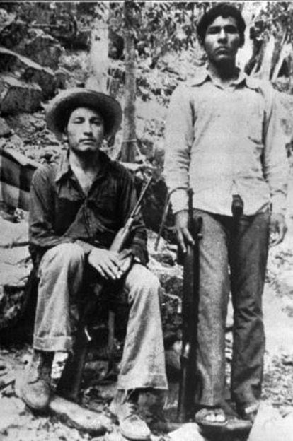 Lucio Cabañas (esquerda), professor de Guerrero e membro do movimento guerrilheiro, em una foto dos anos 1970, acompanhado de Pedro Hernández.