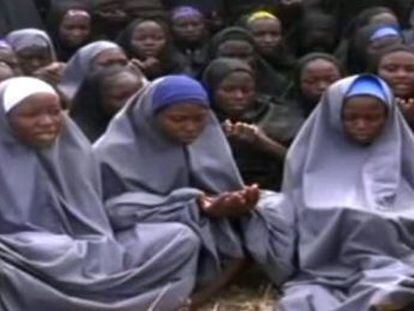 Dois anos após sequestro das 219 estudantes de Chibok, vídeo do grupo terrorista, gravado em dezembro, mostra 15 das vítimas