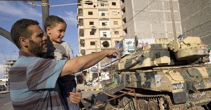 Khalid Shabha e seu filho observam os tanques da avenida Trípoli, em Misrata.