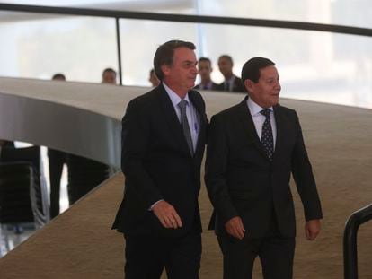 Mourão diz que, por lealdade, não disputará com Bolsonaro em 2022.